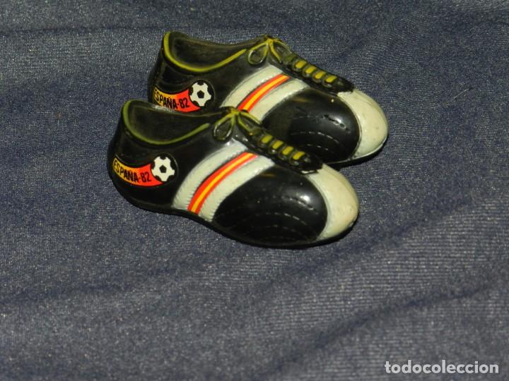 Coleccionismo deportivo: (CAJ&Oacute;N) ESPA&Ntilde;A 82 - MUNDIAL DE FUTBOL 1982, PREJA DE BOTAS A CUERDA, FUNCIONA