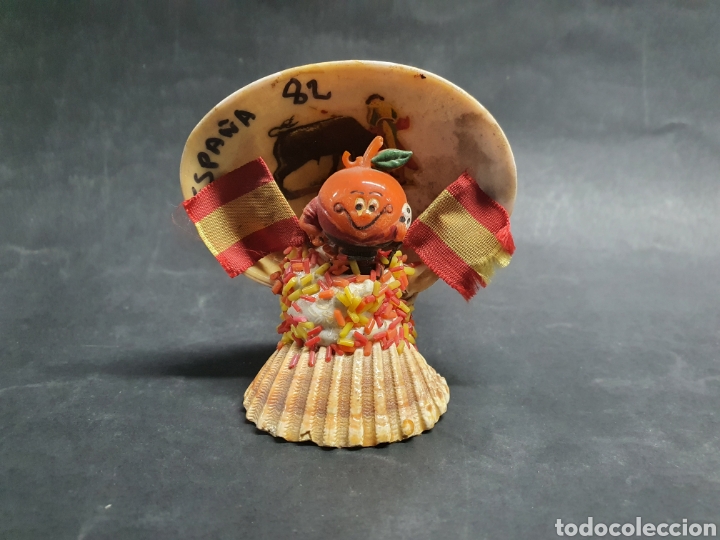 Coleccionismo deportivo: Mu&ntilde;eco de naranjito 1982 en una concha