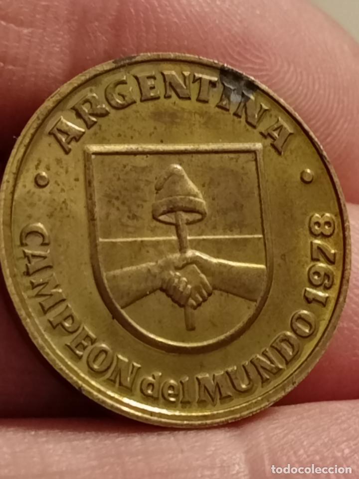Coleccionismo deportivo: ARGENTINA CAMPEON FUTBOL 1978 PROMOCIONAL YOGUR MUNDIAL ESPA&Ntilde;A 1982 MONEDA 2,5 CMS