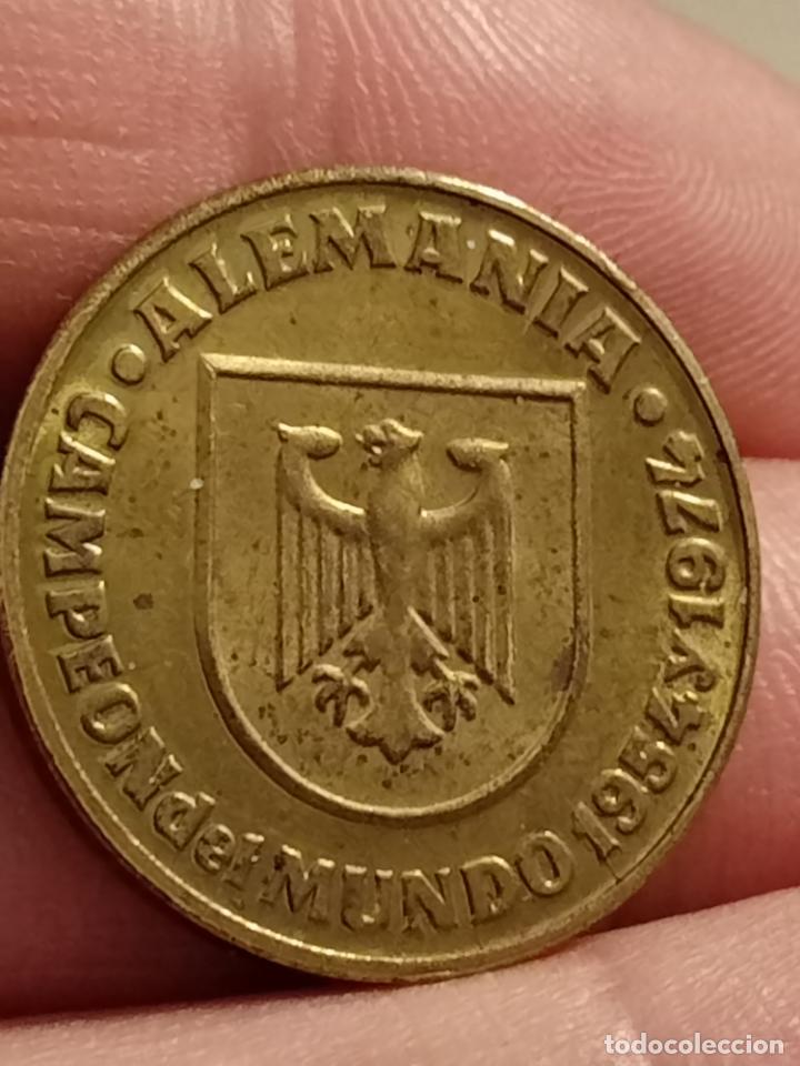 Coleccionismo deportivo: ALEMANIA CAMPEON FUTBOL 1954 1974 PROMOCIONAL YOGUR MUNDIAL ESPA&Ntilde;A 1982 MONEDA 2,5 CMS