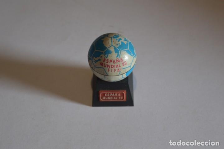 Coleccionismo deportivo: DECORACI&Oacute;N COLECCI&Oacute;N SACAPUNTAS ESPA&Ntilde;A MUNDIAL F&Uacute;TBOL 1982 '82 FIFA CURIOSIDAD BOLA DEL MUNDO