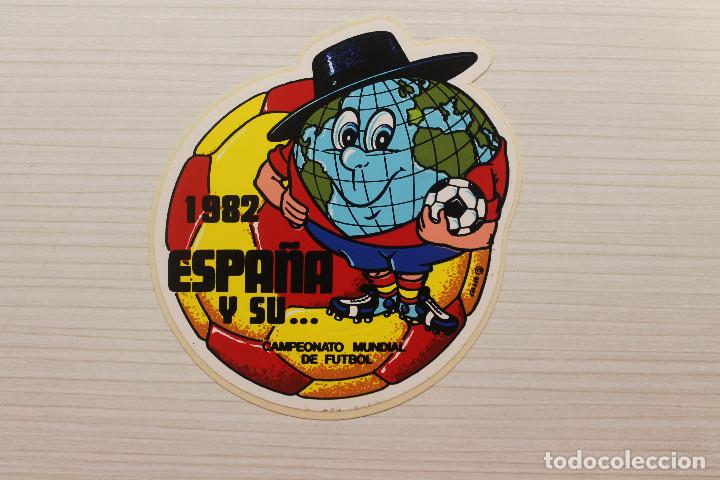 Coleccionismo deportivo: PEGATINA 1982, ESPA&Ntilde;A Y SU CAMPEONATO MUNDIAL DE F&Uacute;TBOL, NUNCA PEGADO, 8,50X8 CM