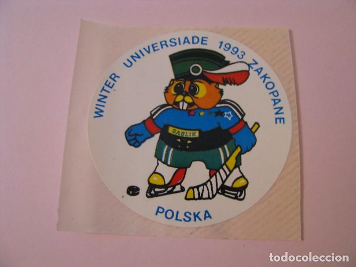 Coleccionismo deportivo: PEGATINA DE SABLIK. MASCOTA DE UNIVERSIADA DE INVIERNO DE ZAKOPANE, 1993. POLONIA. 6 CM.