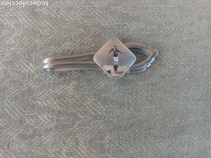 Coleccionismo deportivo: Aguja clip de corbata tema futbol esmaltada la imagen