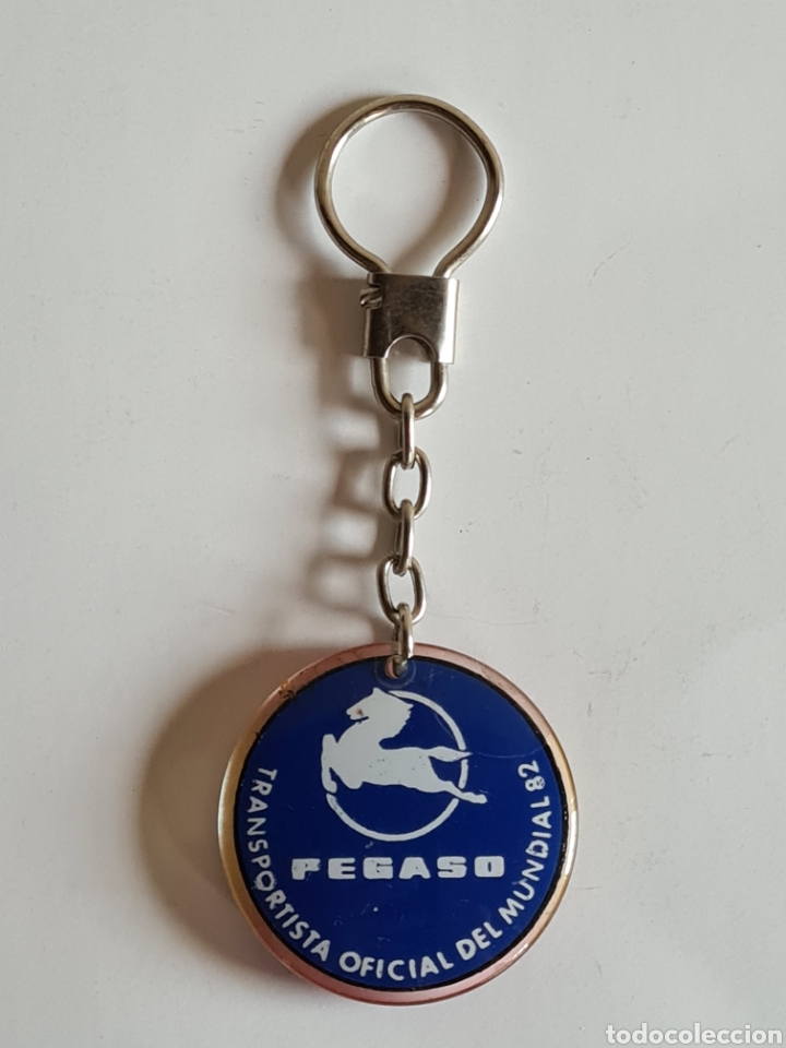 Coleccionismo deportivo: Llavero publicidad Pegaso Transportista Oficial del Mundial 82 - Recuerdo Copa Mundo F&uacute;tbol