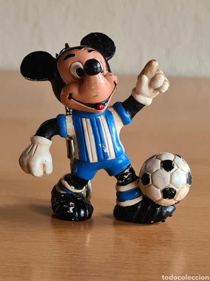 Coleccionismo deportivo: Llavero Mickey Mouse futbolista Blanquiazul pvc goma Eura 1980 - Walt Disney - F&uacute;tbol