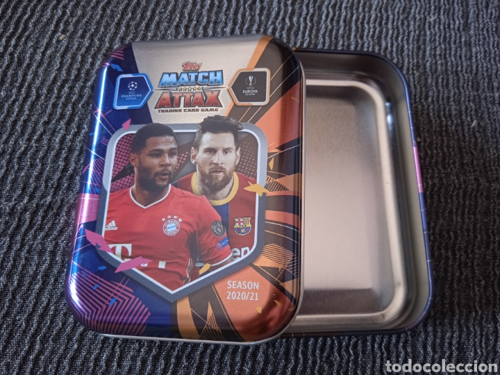 Coleccionismo deportivo: MINI LATA CAJA VAC&Iacute;A CROMO MATCH ATTAX TOPPS CHAMPIONS LEAGUE 2020-2021 20-21 GNABRY MESSI TIN BOX