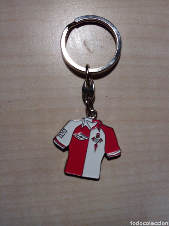 Coleccionismo deportivo: Llavero cara doble de la segunda equipaci&oacute;n del Real Celta de Vigo. F&uacute;tbol