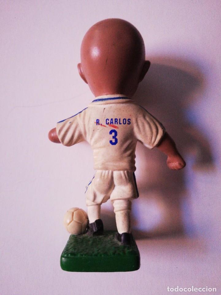 Coleccionismo deportivo: Figura Real Madrid Roberto Carlos. Bandai. - Foto 2 - 301204898