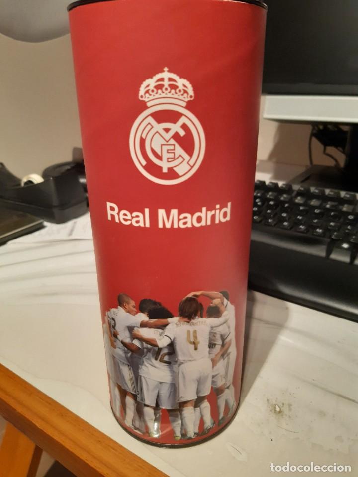 Coleccionismo deportivo: BOTE CILINDRO FUTBOL PRODUCTO OFICIAL REAL MADRID SERGIO RAMOS MARCELO CR7 CRISTIANO RONALDO