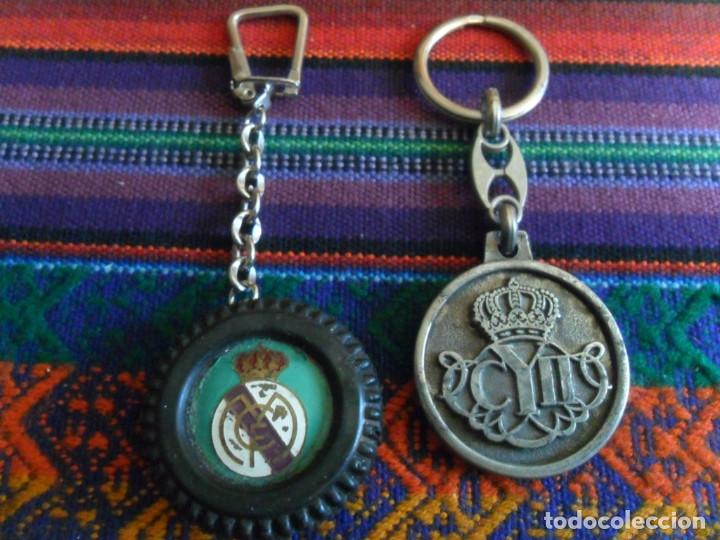 Coleccionismo deportivo: LLAVERO DE METAL C.D. CANAL DE ISABEL II. REGALO LLAVERO RUEDA QUINIELA REAL MADRID.