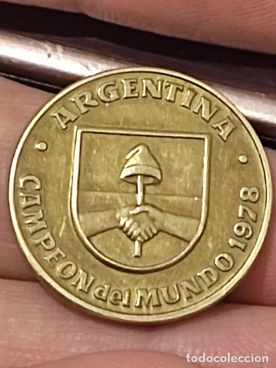 Coleccionismo deportivo: ARGENTINA CAMPEON FUTBOL 1978 PROMOCIONAL YOGUR MUNDIAL ESPA&Ntilde;A 1982 MONEDA 2,5 CMS *
