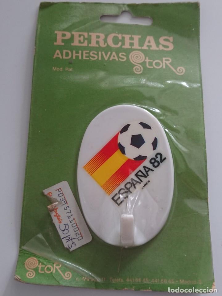 Coleccionismo deportivo: Percha Adhesiva Stor Modelo Patentado Copa del Mundo Mundial F&uacute;tbol Espa&ntilde;a 82 1982
