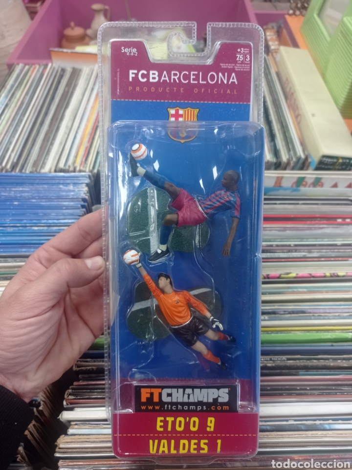 Coleccionismo deportivo: FTCHAMPS FCBARCELONA Etoo Eto'o 9 Vald&eacute;s 1 producto oficial 15cm. Futbol Club Barcelona