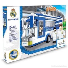 Coleccionismo deportivo: AUTOBUS CON FIGURAS PRODUCTO OFICIAL REAL MADRID - NANO STAR - TIPO COMPATIBLE LEGO. Lote 321400503