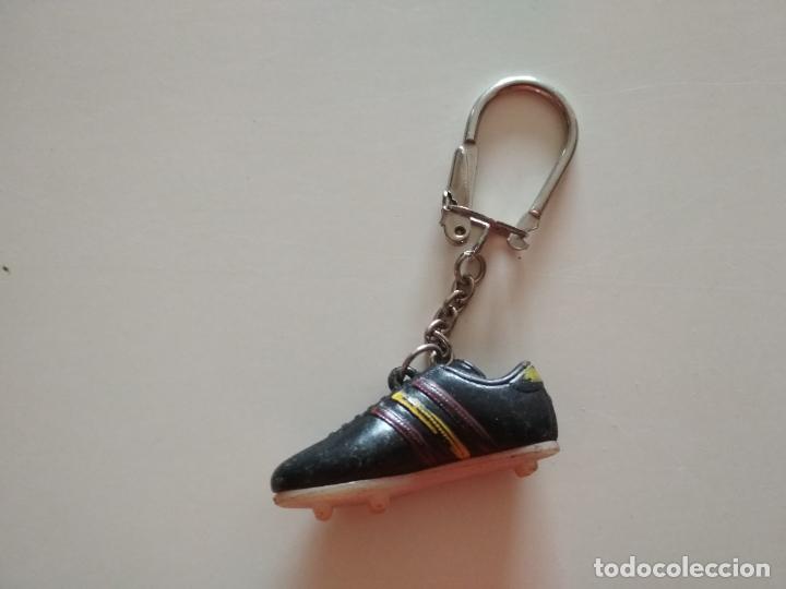 Coleccionismo deportivo: LLAVERO CLAUER BOTA DE TACOS DE FUTBOL ADIDAS LA ROJA ESPA&Ntilde;A