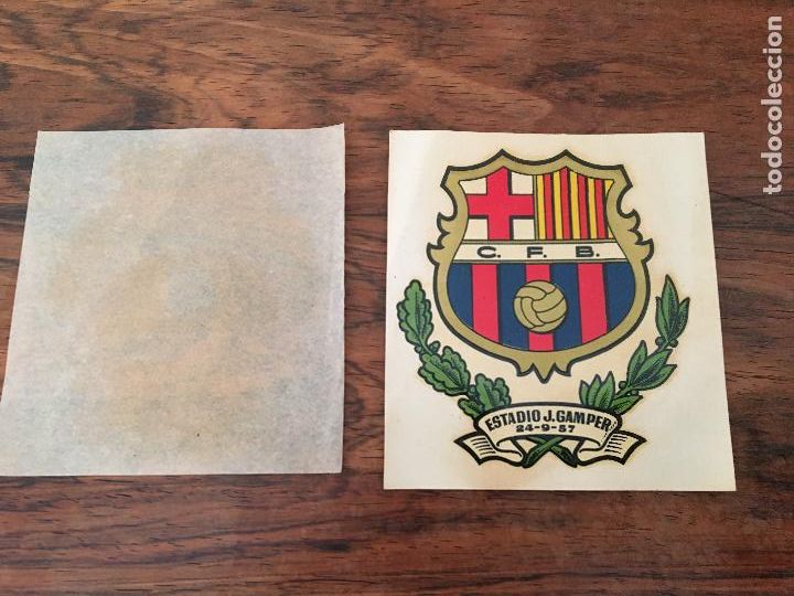Coleccionismo deportivo: CALCA CON EL ESCUDO DEL CLUB FUTBOL BARCELONA. INAGURACION ESTADIO. JOAN GAMPER. NO CAMP NOU 1957