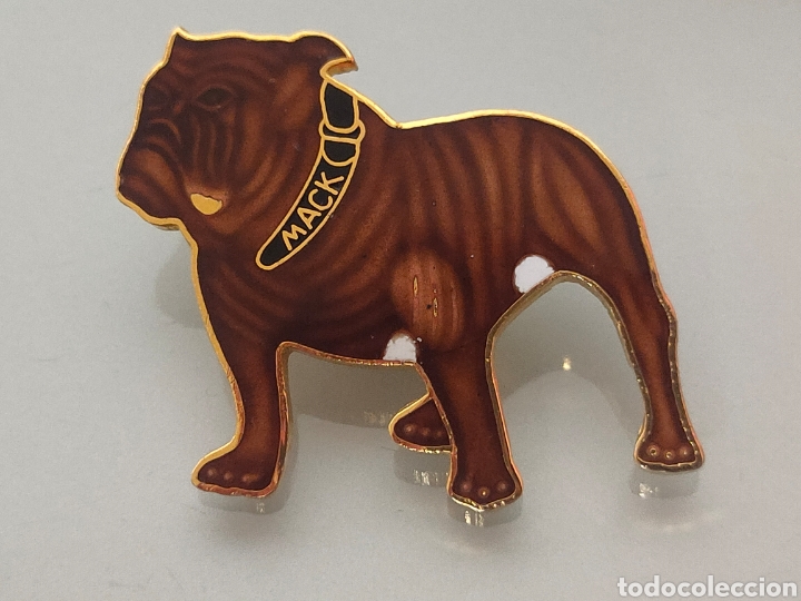 Coleccionismo deportivo: ANTIGUO PIN GRANDE MACK BULLDOG MASCOTA FUTBOL AMERICANO RARO