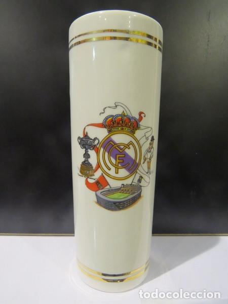 Coleccionismo deportivo: ANTIGUO VASO DE TUBO CERAMICA DE COLECCION REAL MADRID