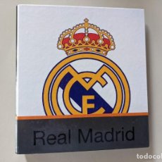 Coleccionismo deportivo: REAL MADRID - PRODUCTO OFICIAL - CARPETA ANILLAS - DIFICIL DEL 2012 - NUEVA. Lote 347090318