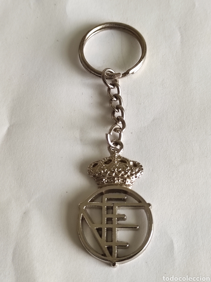 Sports collectibles: Llavero de metal cromado de la Real Federaci&oacute;n Espa&ntilde;ola de F&uacute;tbol