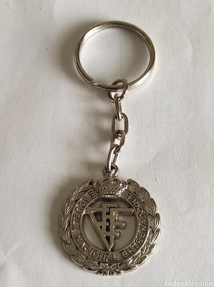 Sports collectibles: Llavero de metal cromado de la Real Federaci&oacute;n Espa&ntilde;ola de F&uacute;tbol.
