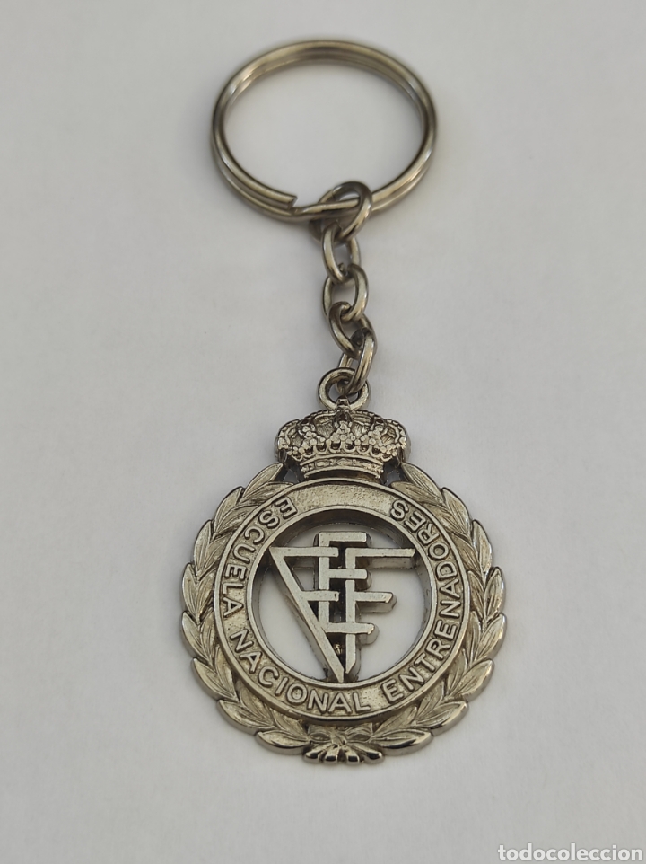 Sports collectibles: Llavero de metal cromado de la Real Federaci&oacute;n Espa&ntilde;ola de F&uacute;tbol.