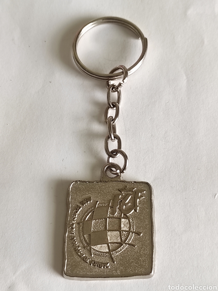Sports collectibles: Llavero de metal cromado de la Real Federaci&oacute;n Espa&ntilde;ola de F&uacute;tbol.