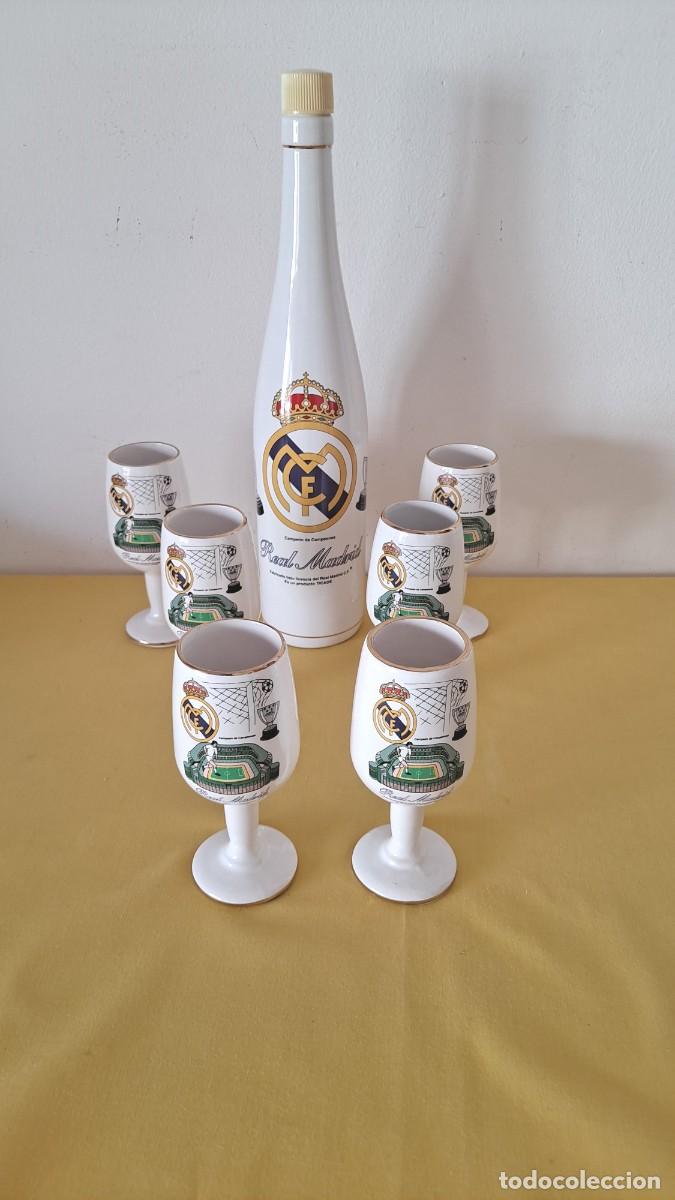 Coleccionismo deportivo: JUEGO DE BOTELLA Y 6 COPAS DEL REAL MADRID - Foto 1