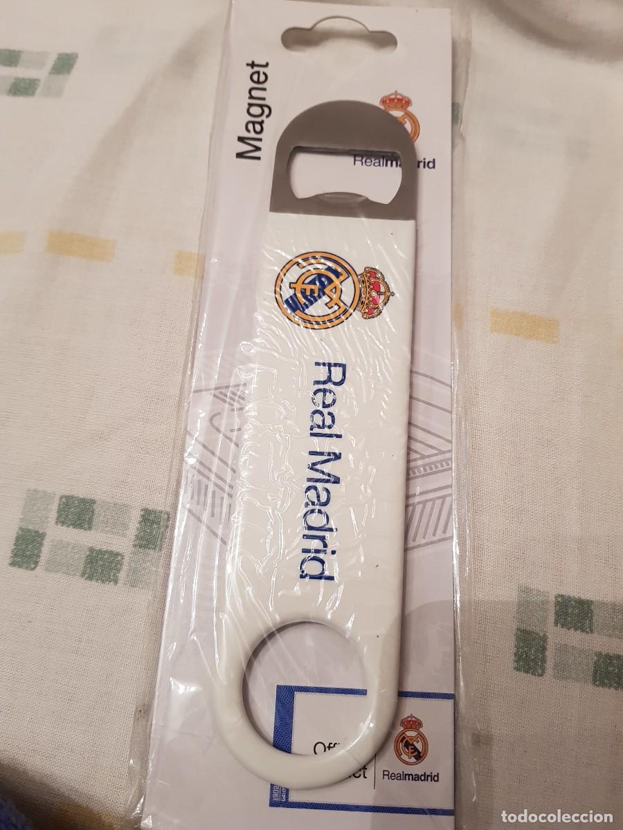 Coleccionismo deportivo: Abrebotellas con im&aacute;n Real Madrid oficial
