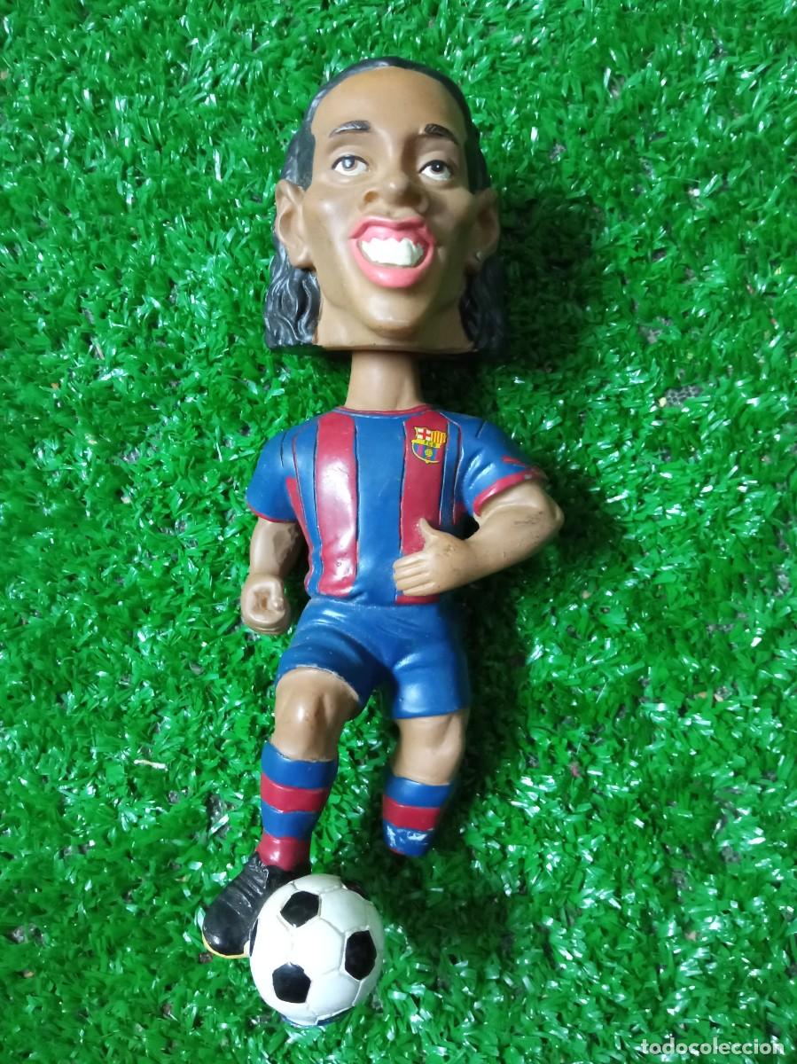 Coleccionismo deportivo: DESGUACE FIGURA RONALDINHO RESINA - MOVIMIENTO CABEZA - F.C. BARCELONA