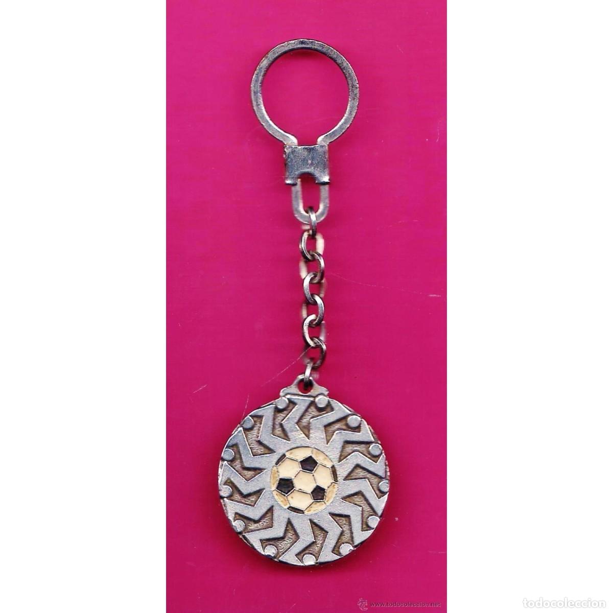 Sports collectibles: antiguo llavero - futbol - campeonato del mundo - espa&ntilde;a 82 / mundial 82 - metal con relieve