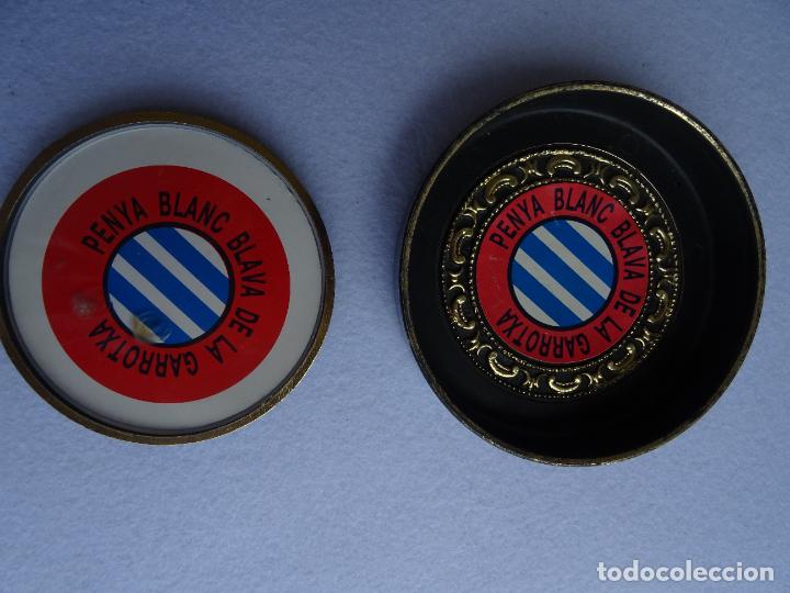 Sports collectibles: 2 CENICEROS FUTBOL ESPA&Ntilde;OL - PENYA BLANC BLAVA DE LA GARROTXA