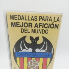 Coleccionismo deportivo: VALENCIA 97-98 MEDALLAS PARA LA MEJOR AFICION DEL MUNDO LAS PROVINCIAS. Lote 396665109