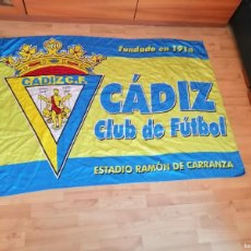 Coleccionismo deportivo: BANDERA CÁDIZ CLUB DE FÚTBOL (141 CM* 98) COMO NUEVA. Lote 400936129