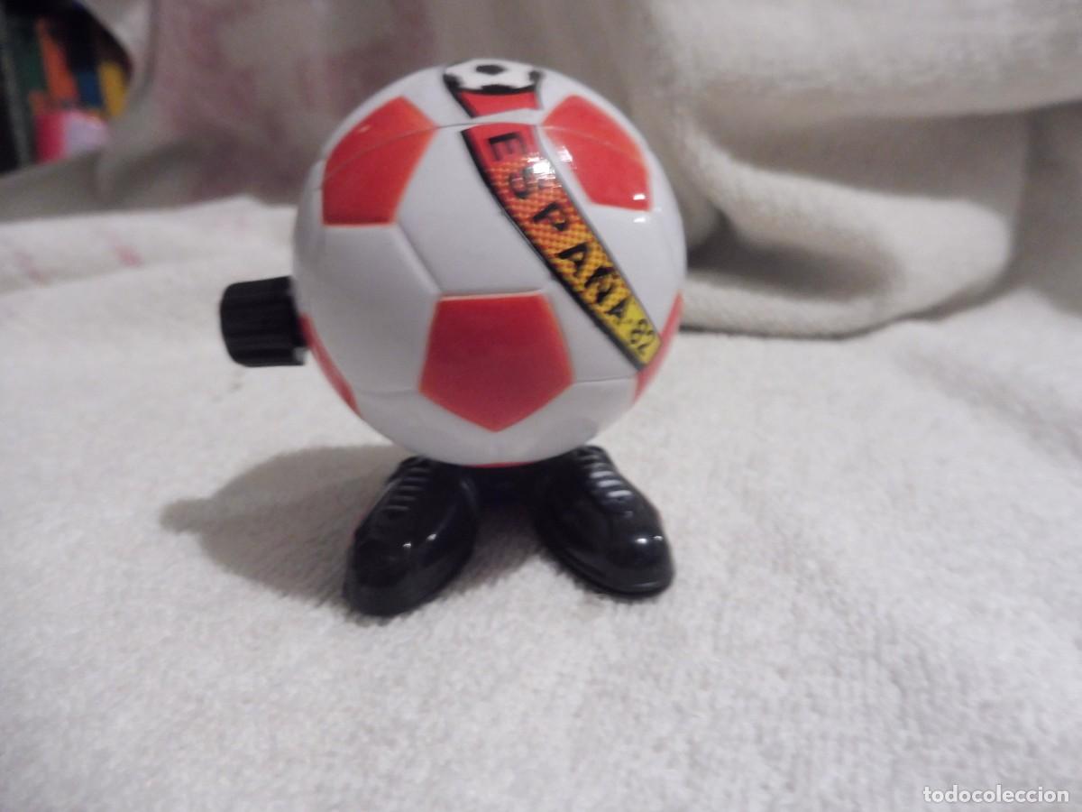 Coleccionismo deportivo: Bal&oacute;n blanco y rojo saltar&iacute;n con botas a cuerda Mundial Espa&ntilde;a 82 de Feber funciona