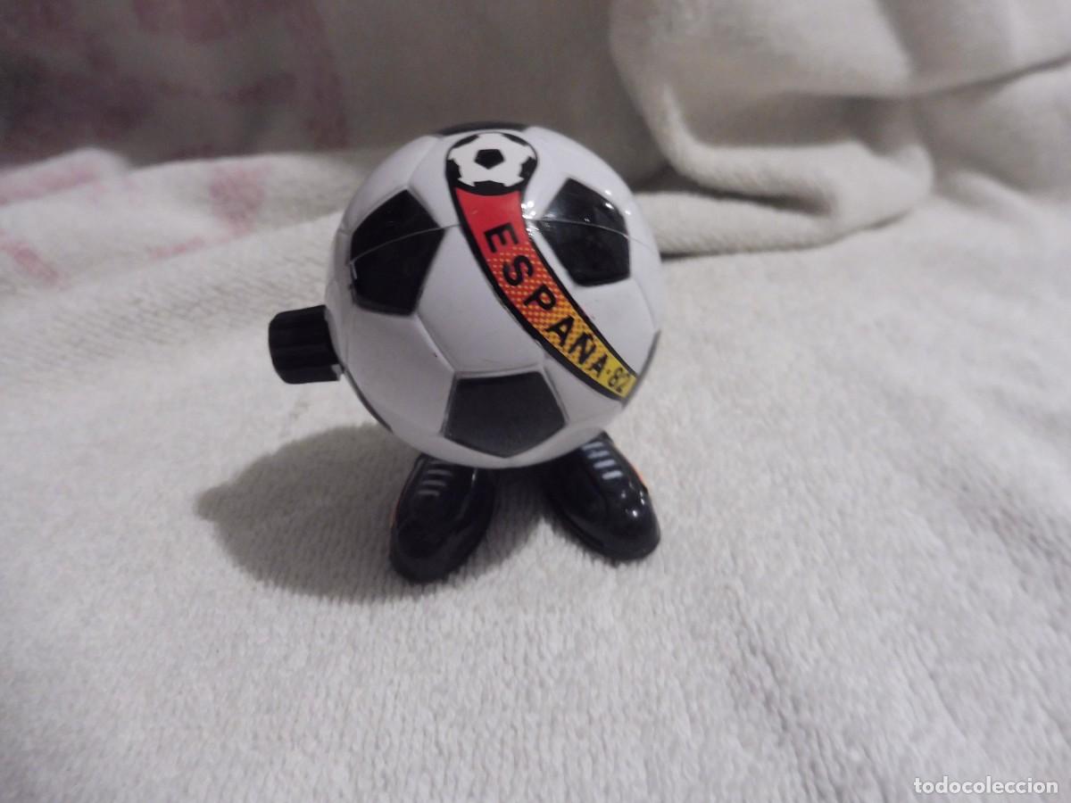 Coleccionismo deportivo: Bal&oacute;n blanco y negro saltar&iacute;n con botas a cuerda Mundial Espa&ntilde;a 82 de Feber funciona