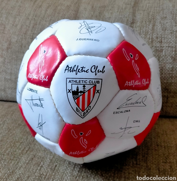 Coleccionismo deportivo: Bal&oacute;n del Athletic Club a&ntilde;os 2000 con firmas de jugadores. El Correo