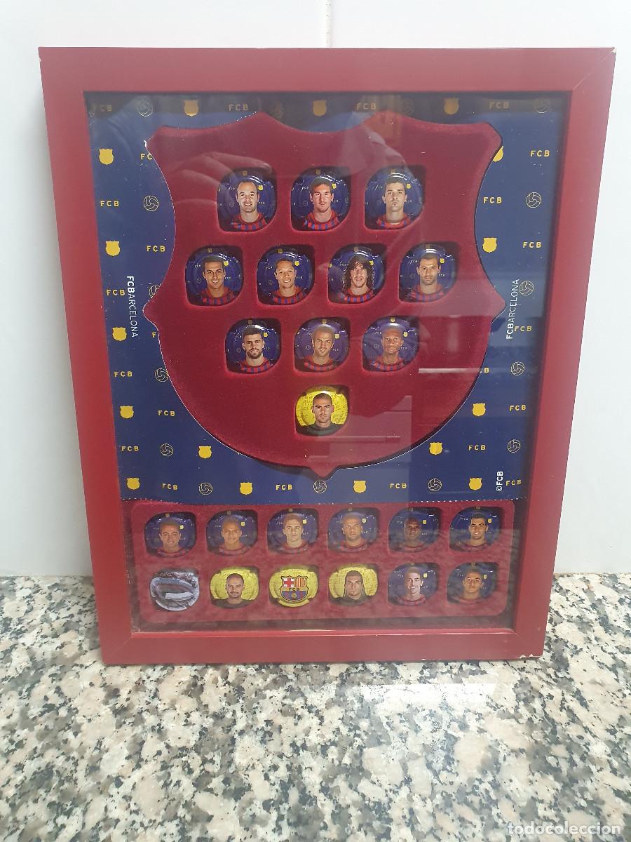 Coleccionismo deportivo: CUADRO COLECCION 23 CHAPAS CAVA JUGADORES F.C.BARCELONA