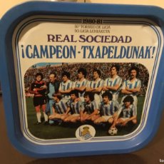 Coleccionismo deportivo: BANDEJA REAL SOCIEDAD DE FUTBOL CAMPEON TXAPELDUNAK 1980-81 COMO NUEVO
