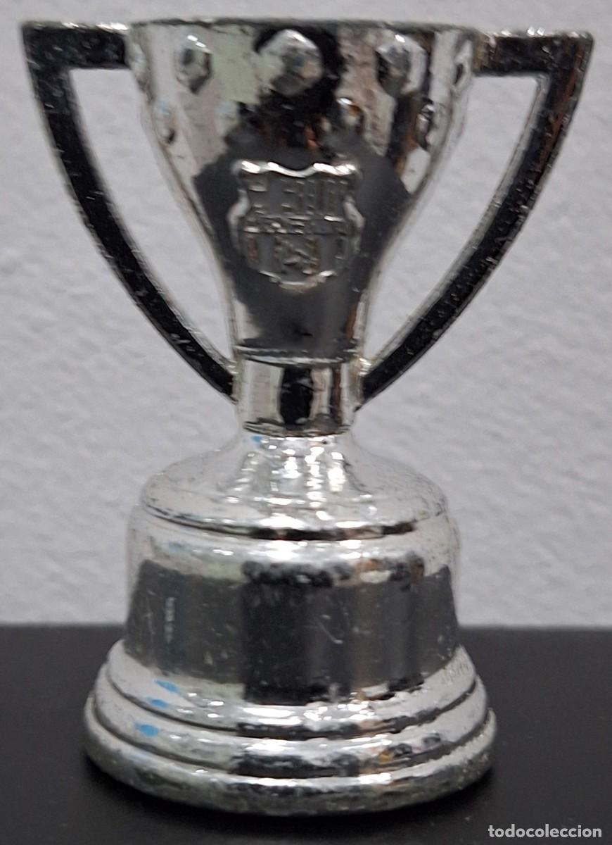 Coleccionismo deportivo: PEQUE&Ntilde;A R&Eacute;PLICA MET&Aacute;LICA DE TROFEO DE LA COPA DE LA LIGA ESPA&Ntilde;OLA CON ESCUDO DEL F.C. BARCELONA
