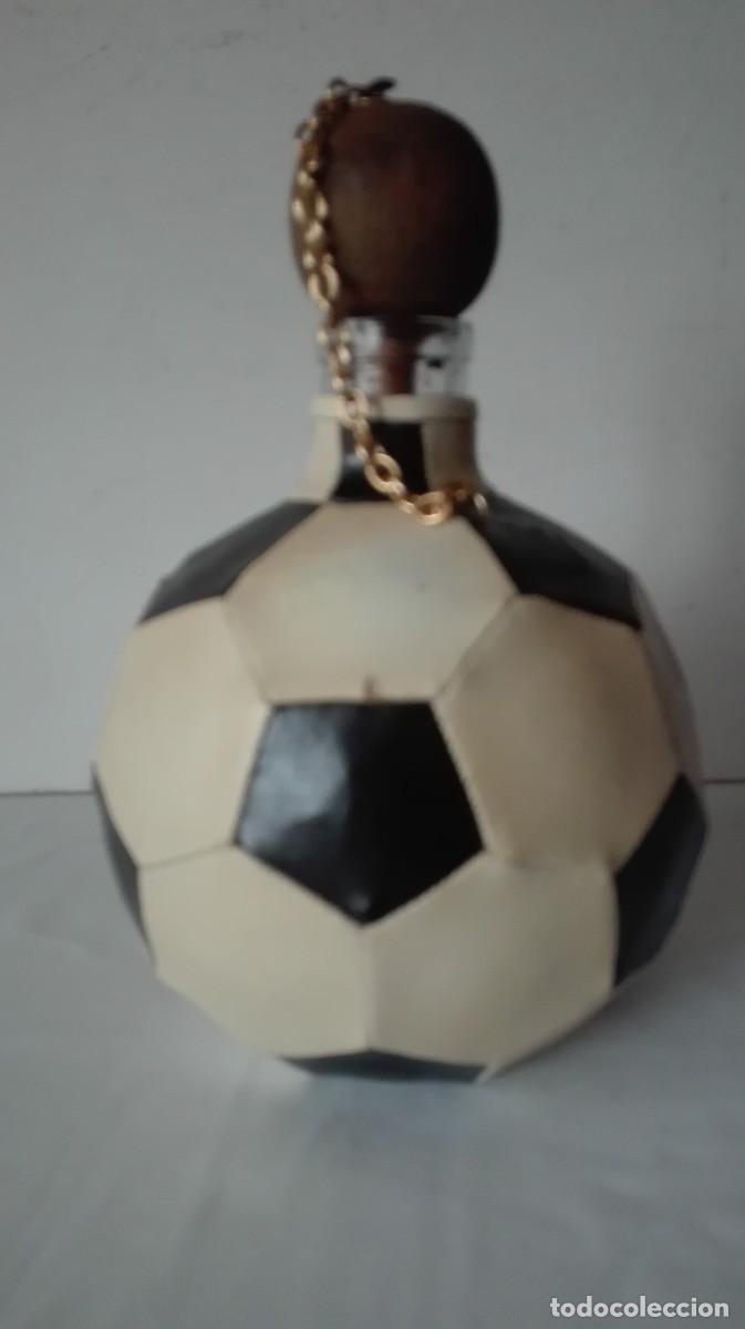 Coleccionismo deportivo: BOTELLA BALON F.C. BARCELONA - Foto 2