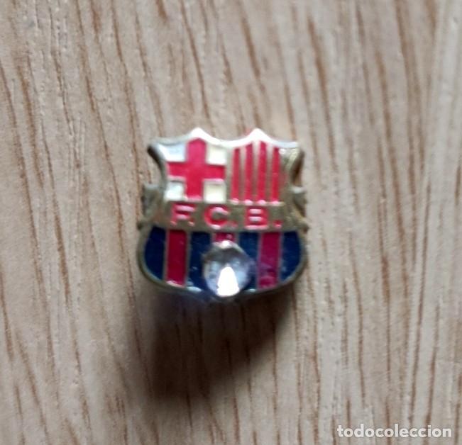 Coleccionismo deportivo: ANTIGUA INSIGNIA DE AGUJA FC BARCELONA BAR&Ccedil;A