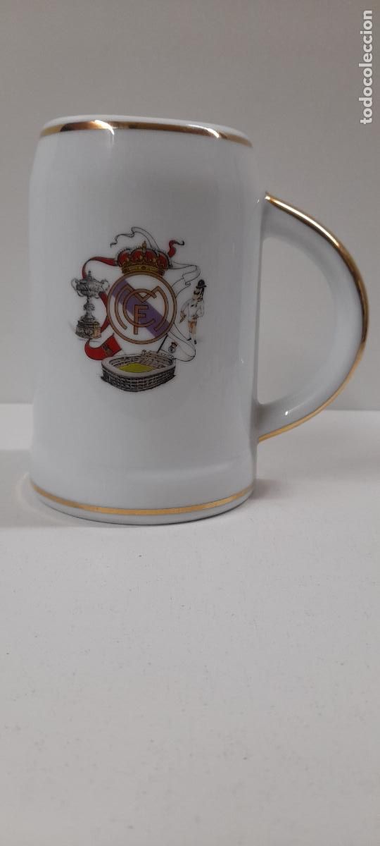 Coleccionismo deportivo: ANTIGUA JARRA DE PORCELANA DEL REAL MADRID . ALTURA 13 CM