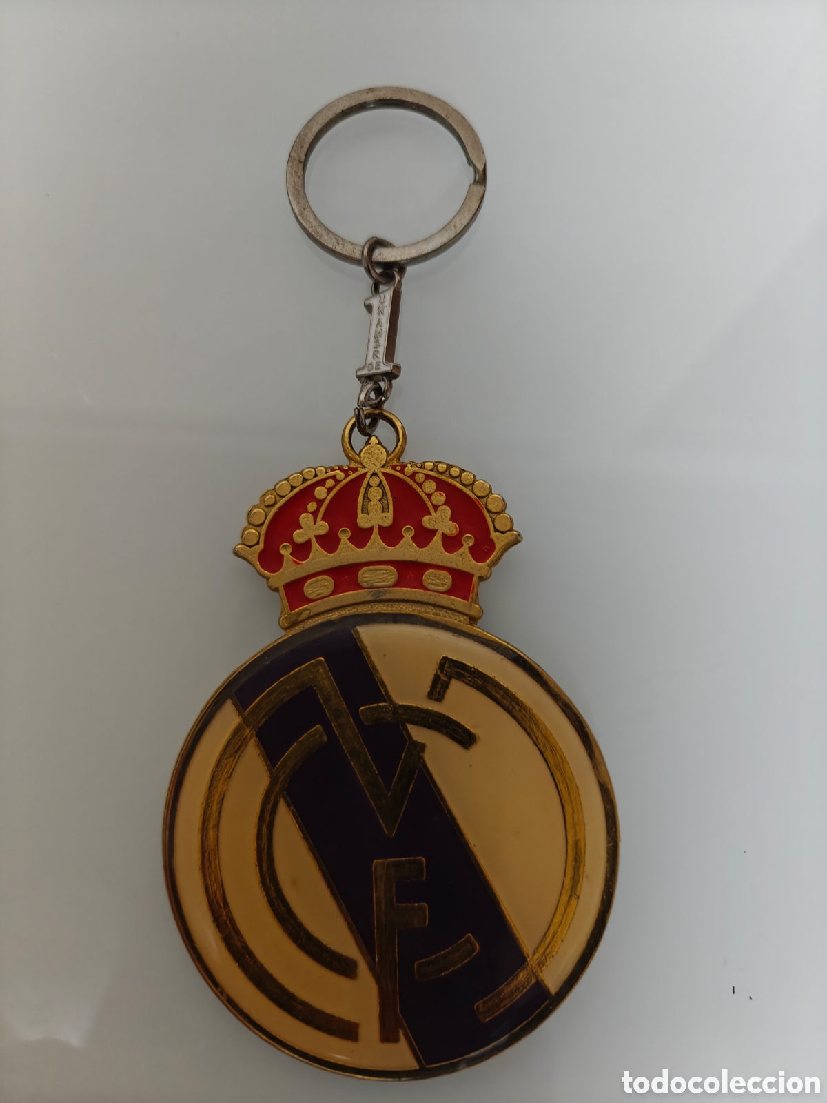 Coleccionismo deportivo: ANTIGUO LLAVERO REAL MADRID GIGANTE 9X6,50cm
