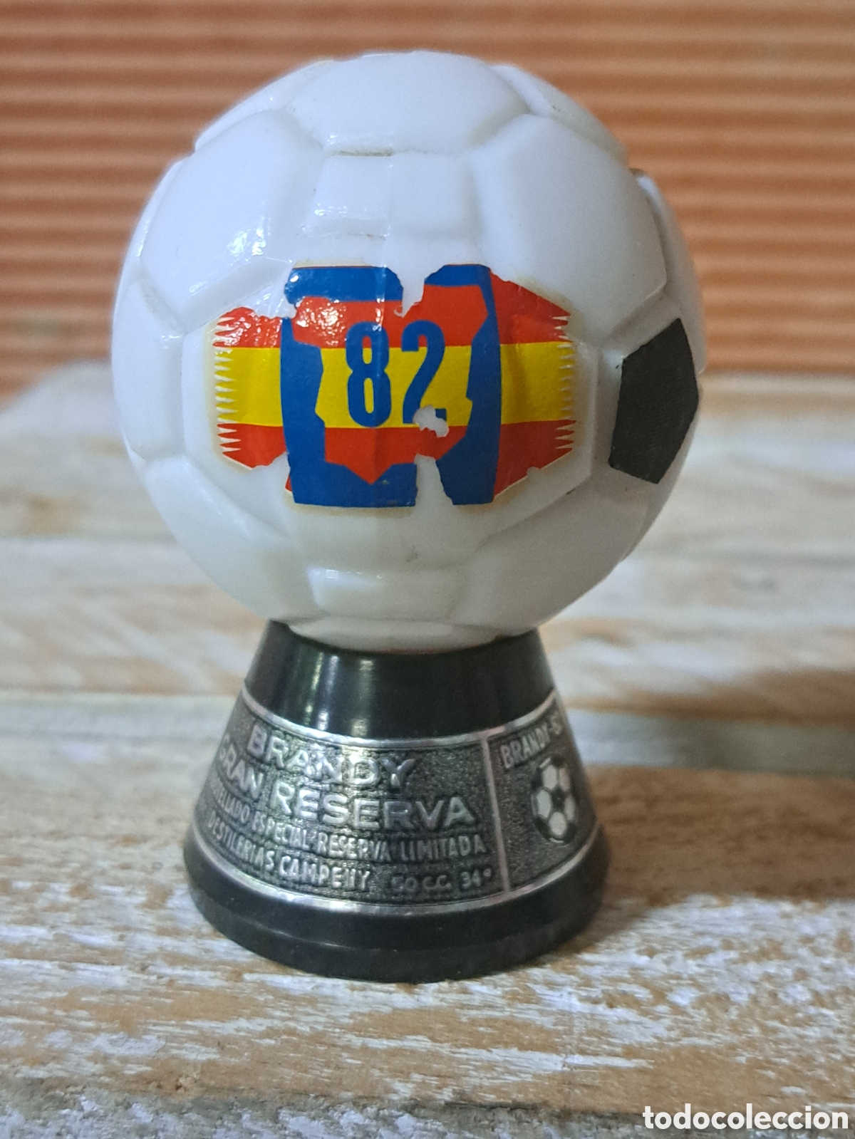 Coleccionismo deportivo: RARA BOTELLA BRANDY GRAN RESERVA LIMITADA- MUNDIAL ESPA&Ntilde;A 82 (DESTILERIAS CAMPENY)MINIATURA.LLENA!!!