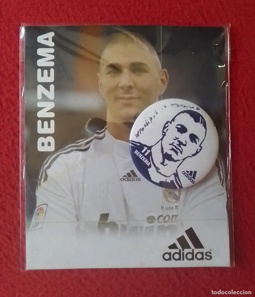 Coleccionismo deportivo: TARJETA Y CHAPA DE ALFILER KARIM BENZEMA REAL MADRID FUTBOLISTA JUGADOR DE F&Uacute;TBOL SOCCER FOOTBALL...