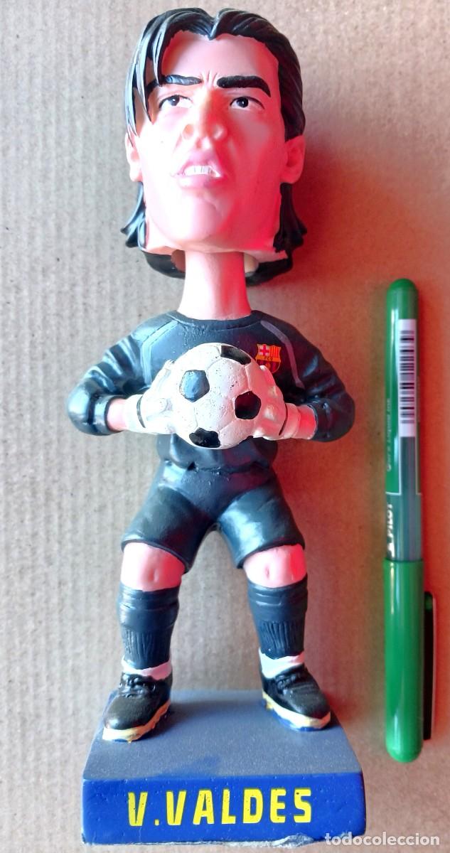 Coleccionismo deportivo: VICTOR VALDES FIGURA MU&Ntilde;ECO FC BARCELONA COLECCION BOBBLE HEARDS CABEZA MOVIBLE NUEVO 19 CM