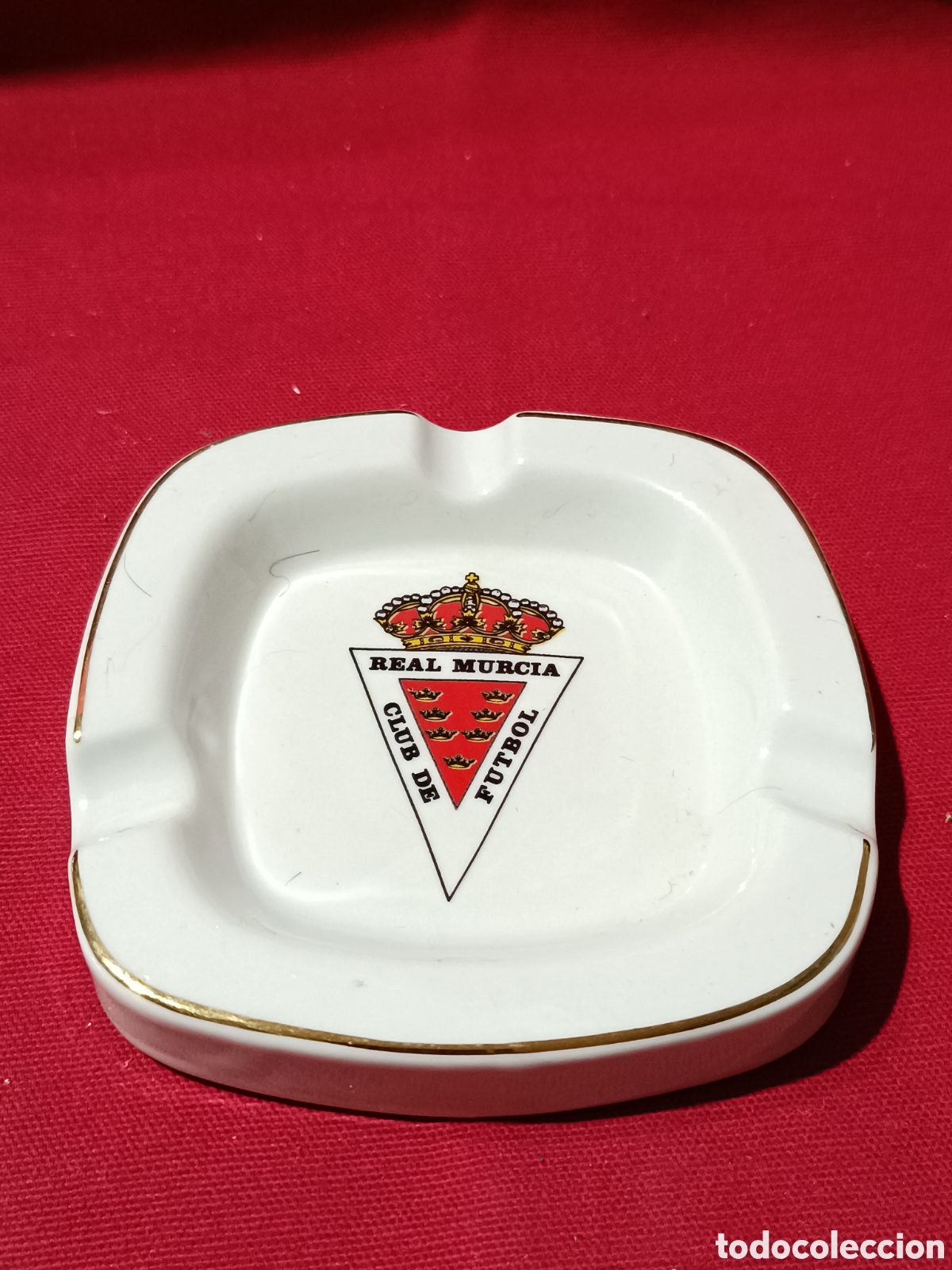 Coleccionismo deportivo: Cenicero de porcelana y filo dorado con el escudo del Real Murcia a&ntilde;os 70