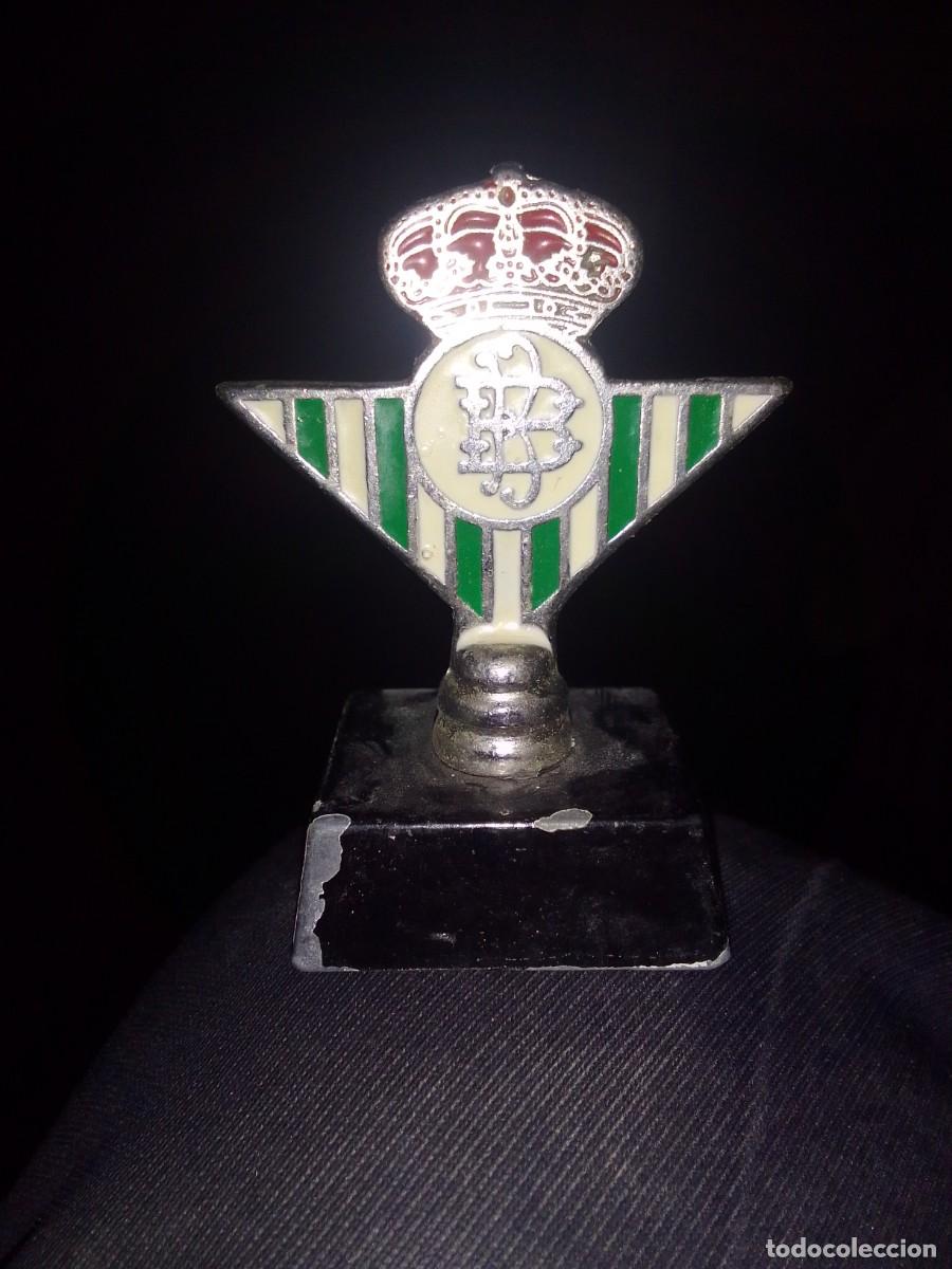 Coleccionismo deportivo: escudo del real betis balompie de sobremesa de 6x4 centimetros en metal